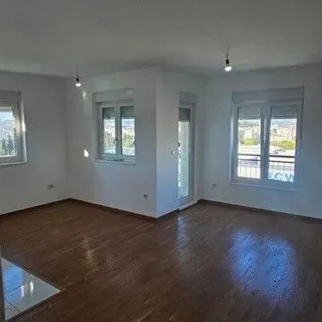 Izdavanje, dvosoban stan, 70m², Zabjelo, Podgorica