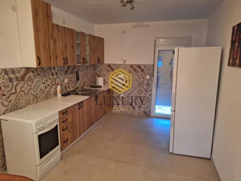 Izdavanje, kuća, 170m², Golubovci, Podgorica - image 8