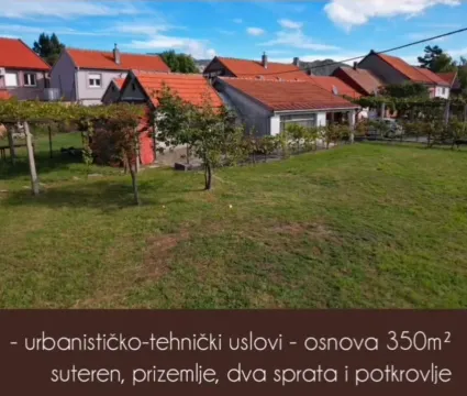 Pogled na dvorište i kuće sa narandžastim krovovima. - image 4