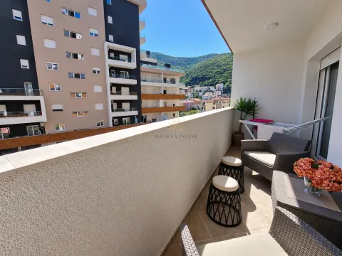 Namješten balkon sa garniturom za sjedenje i pogledom na naselje i brda. - image 5