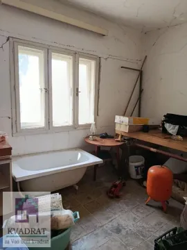 Prikaz prostorije u lošem stanju sa kadom i raznim predmetima. - image 21
