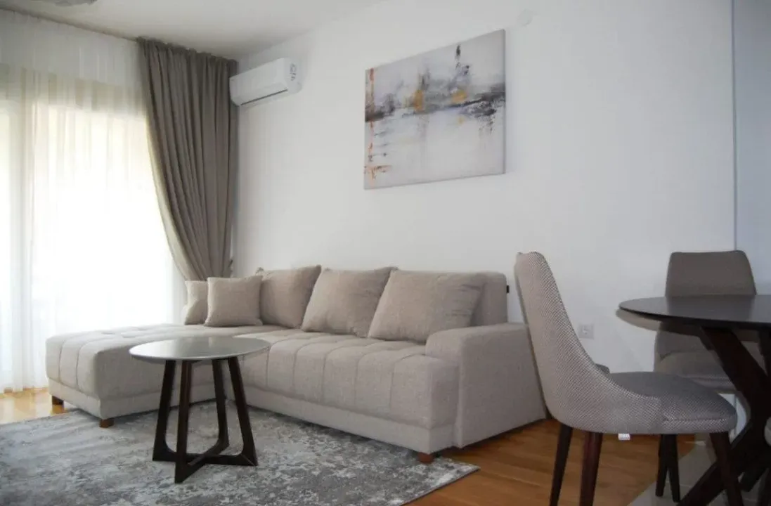 Izdavanje, dvosoban stan, 62m², Bečići, Budva