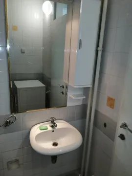 Smaller bathroom with a washbasin, mirror and wall cabinet. - image 9
