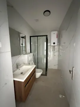 Moderne kupatilo sa umivaonikom, tuš kabinom i bojlerom. - image 5