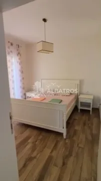 Spavaća soba sa bračnim krevetom i noćnim stočićima. - image 7