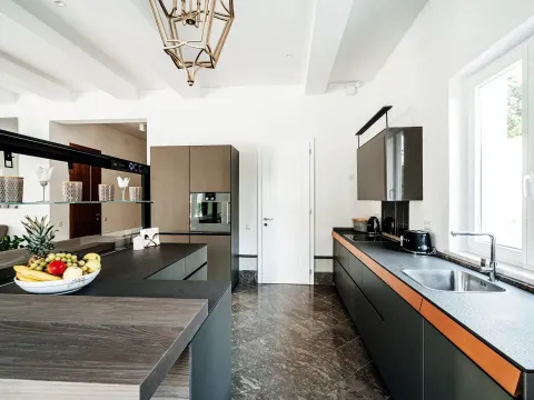 Izdavanje, kuća, 491m², Ljuta, Kotor - image 12