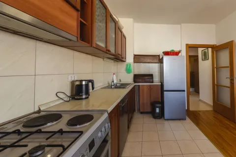 Funkcionalna kuhinja sa drvenim elementima, šporetom i frižiderom. - image 21