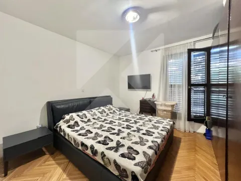Spavaća soba sa bračnim krevetom, parketom i izlazom na terasu. - image 6