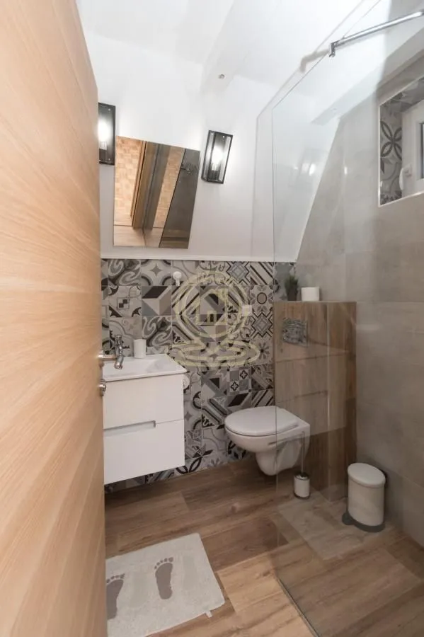 Izdavanje, kuća, 300m², Sremski Karlovci, Novi Sad