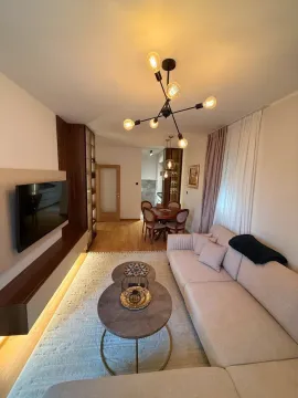 Moderan dnevni boravak sa garniturom, stočićem i TV-om. - image 2