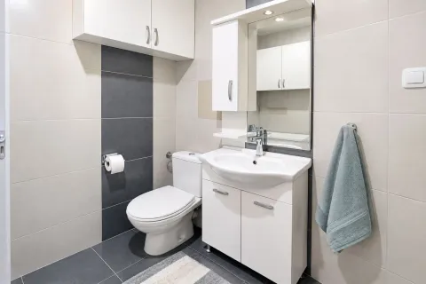 Moderno opremljeno kupatilo sa umivaonikom, ormarićem, ogledalom i toaletom. - image 16