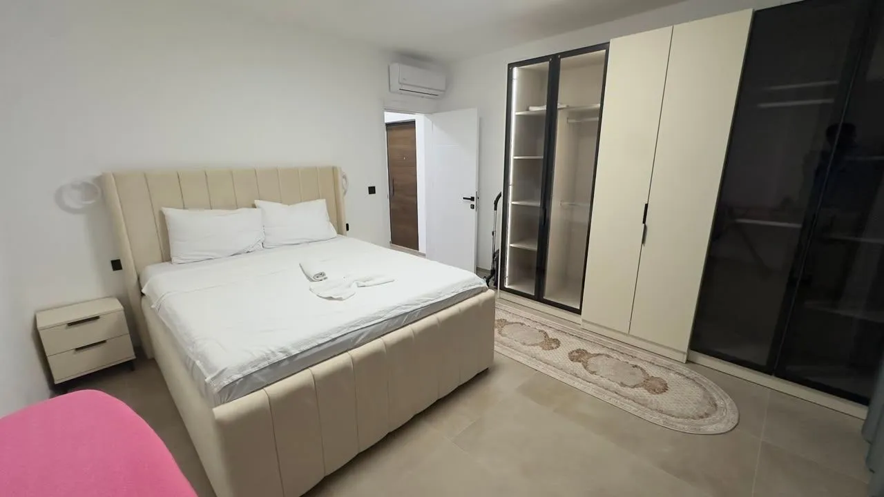 Moderna spavaća soba sa bračnim krevetom, garderoberom i klimom.
