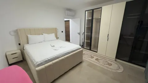 Moderna spavaća soba sa bračnim krevetom, garderoberom i klimom. - image 6