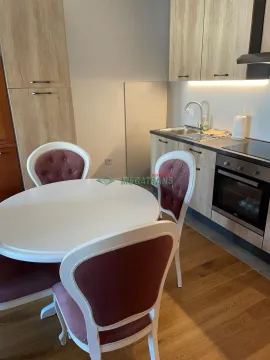 Kuhinja sa trpezarijskim stolom i roze tapaciranim stolicama. - image 9