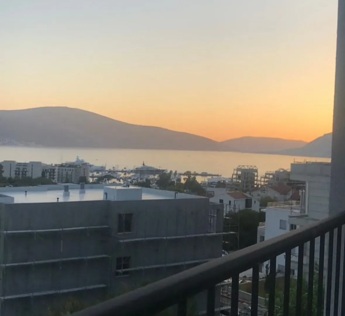 Izdavanje, dvosoban stan, 71m², Mažina, Tivat