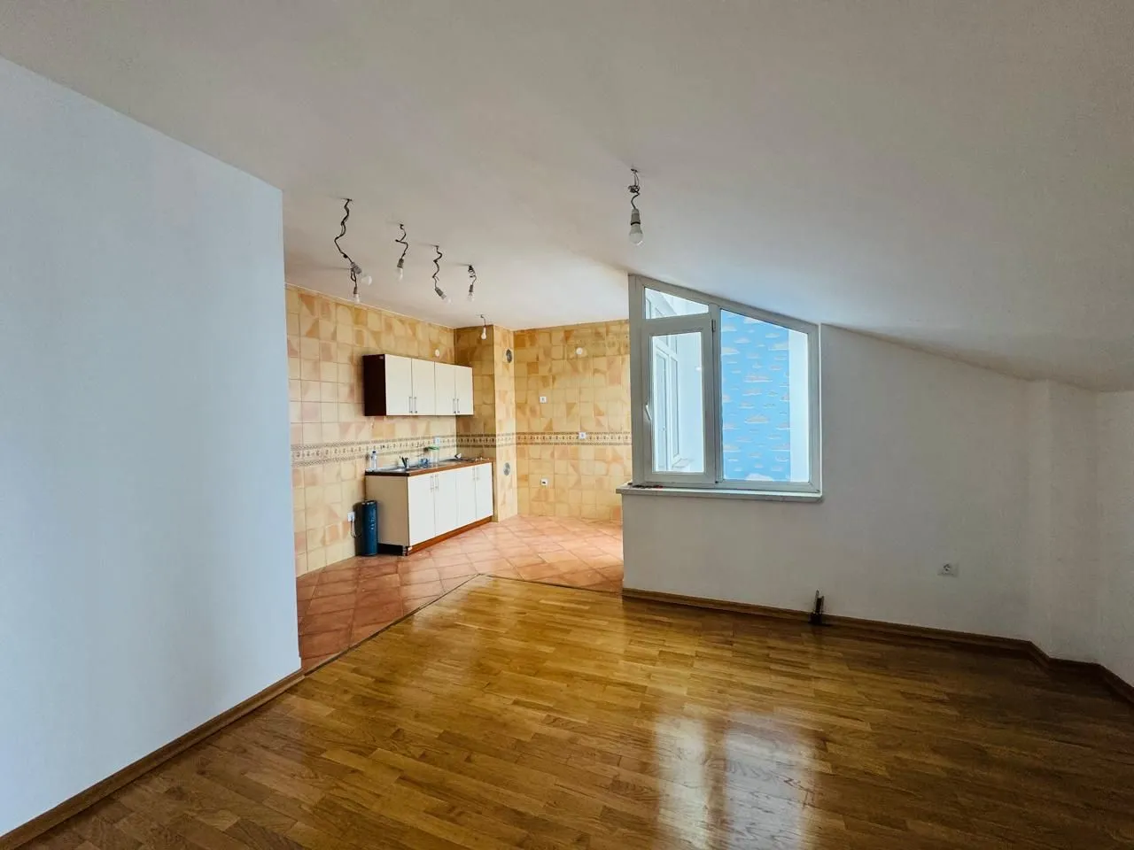 Izdavanje, poslovni prostor, 200m², Gintaš, Podgorica