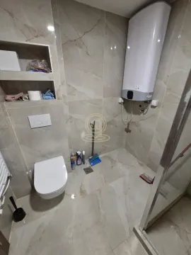Kupatilo obloženo keramičkim pločicama sa toaletom i bojlerom. - image 15