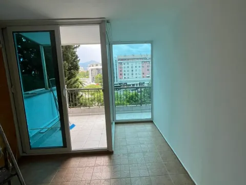 Izdavanje, jednosoban stan, 47m², Blok 5, Podgorica - image 2