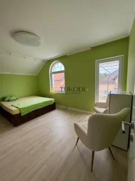Spavaća soba sa krevetom i dve fotelje. - image 13