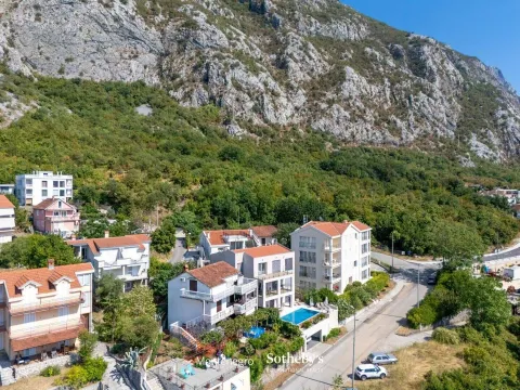 Pogled iz vazduha na stambene zgrade u podnožju planine. - image 44