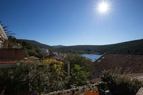 Pogled sa terase na more, okolna brda i naselje. - image 7
