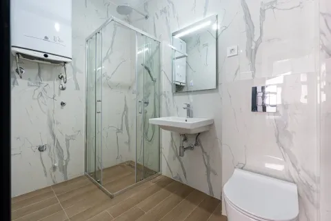 Moderno opremljeno kupatilo sa tuš kabinom, umivaonikom i wc šoljom. - image 9