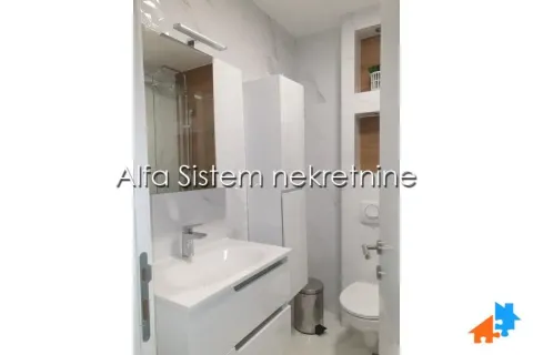 Moderno kupatilo sa belim elementima i mermernim pločicama. - image 5