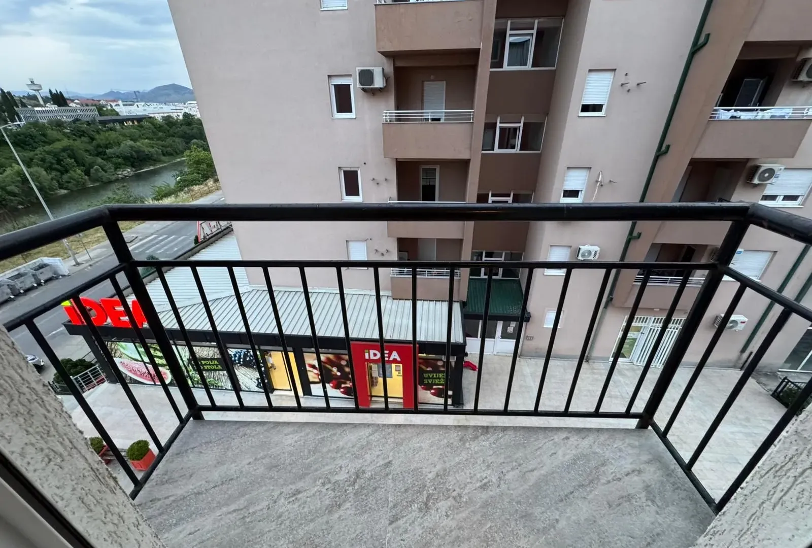Izdavanje, trosoban stan, 92m², Krivi Most, Podgorica