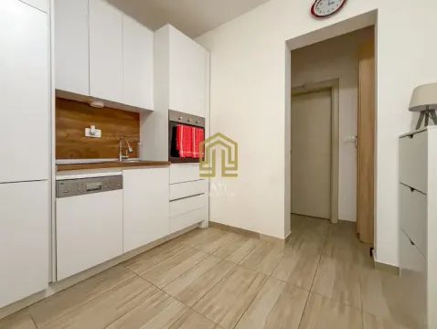 Svijetla kuhinja sa bijelim elementima i ugradnom tehnikom. - image 5