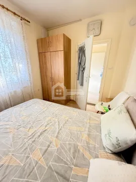 Manja spavaća soba sa bračnim krevetom, ormarom i prozorom. - image 9