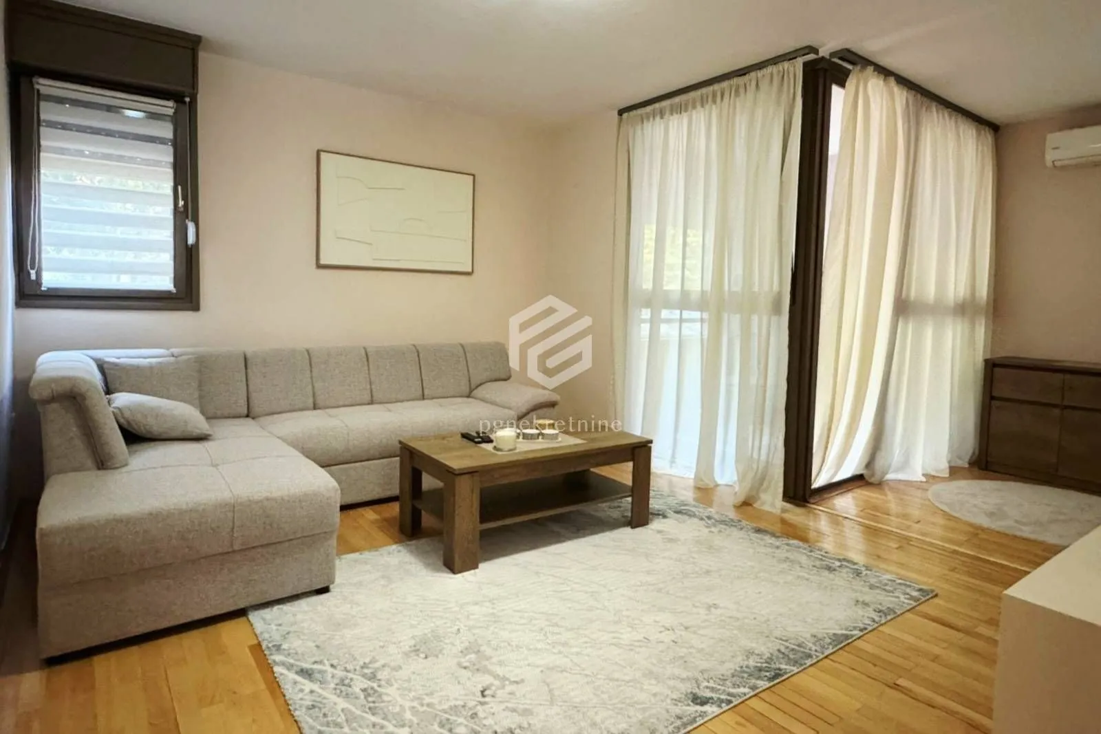 Izdavanje, dvosoban stan, 85m², Blok 5, Podgorica