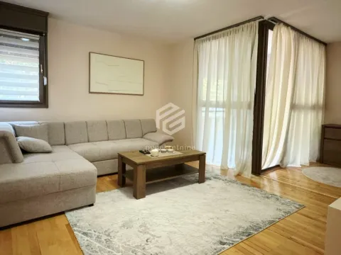 Izdavanje, dvosoban stan, 85m², Blok 5, Podgorica