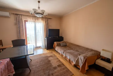 Dnevna soba sa trpezarijskim stolom i izlazom na terasu. - image 6