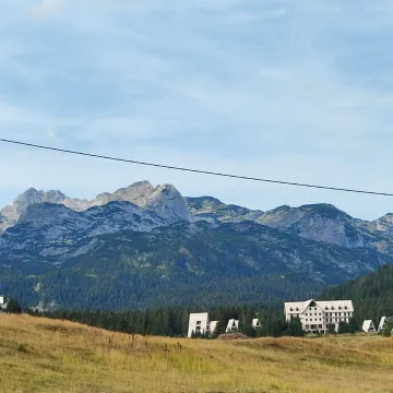 Pogled na planinski pejzaž i šumu u okolini. - image 8