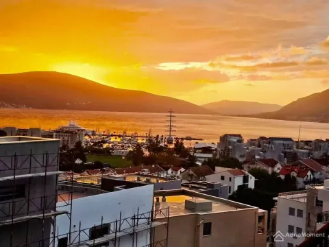 Pogled na zaliv i grad tokom zalaska sunca. - image 6