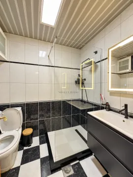 Moderne kupatilo sa tuš kabinom, umivaonikom i wc šoljom. - image 5