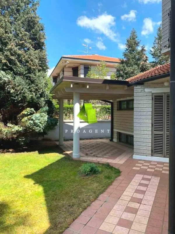 Izdavanje, kuća, 240m², Pantelej, Niš