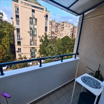 Natkriveni balkon sa pogledom na okolne zgrade i zelenilo. - image 2