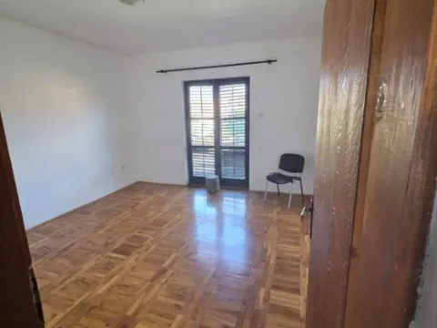 Izdavanje, trosoban stan, 85m², Stari Aerodrom, Podgorica - image 7