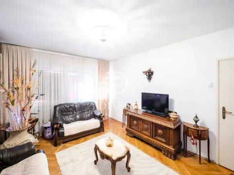 Prodaja, trosoban stan, 82m², Zemun Gornji Grad, Zemun Sve Podlokacije - image 1