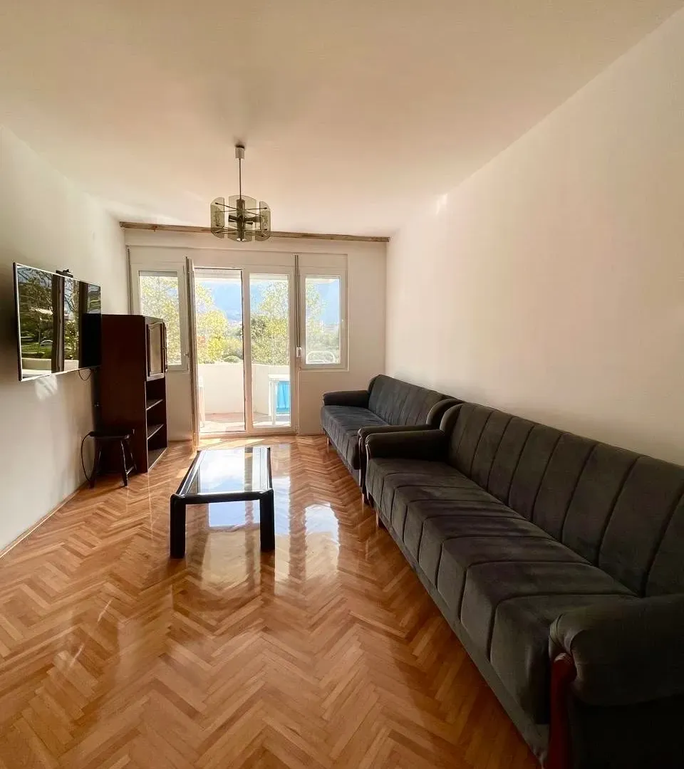 Izdavanje, dvosoban stan, 67m², Centar, Bar