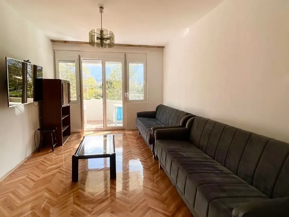 Izdavanje, dvosoban stan, 67m², Centar, Bar