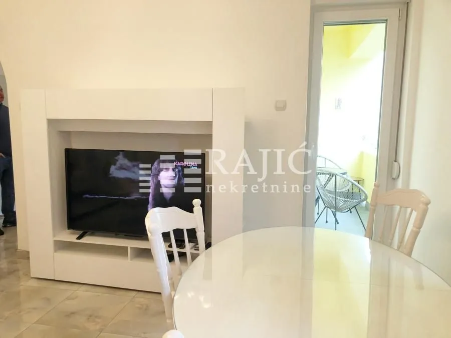 Living room with a dining table and access to the terrace.