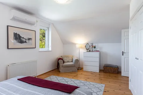 Spavaća soba sa krevetom, foteljom, komodom i krovnim kosinama. - image 43