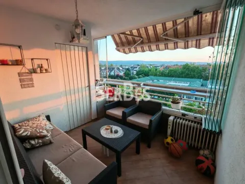 Zastakljeni balkon sa garniturom za sedenje i pogledom na okolinu. - image 17