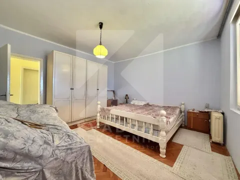 Namještena spavaća soba sa bračnim krevetom, ormarom i drvenim podom. - image 22