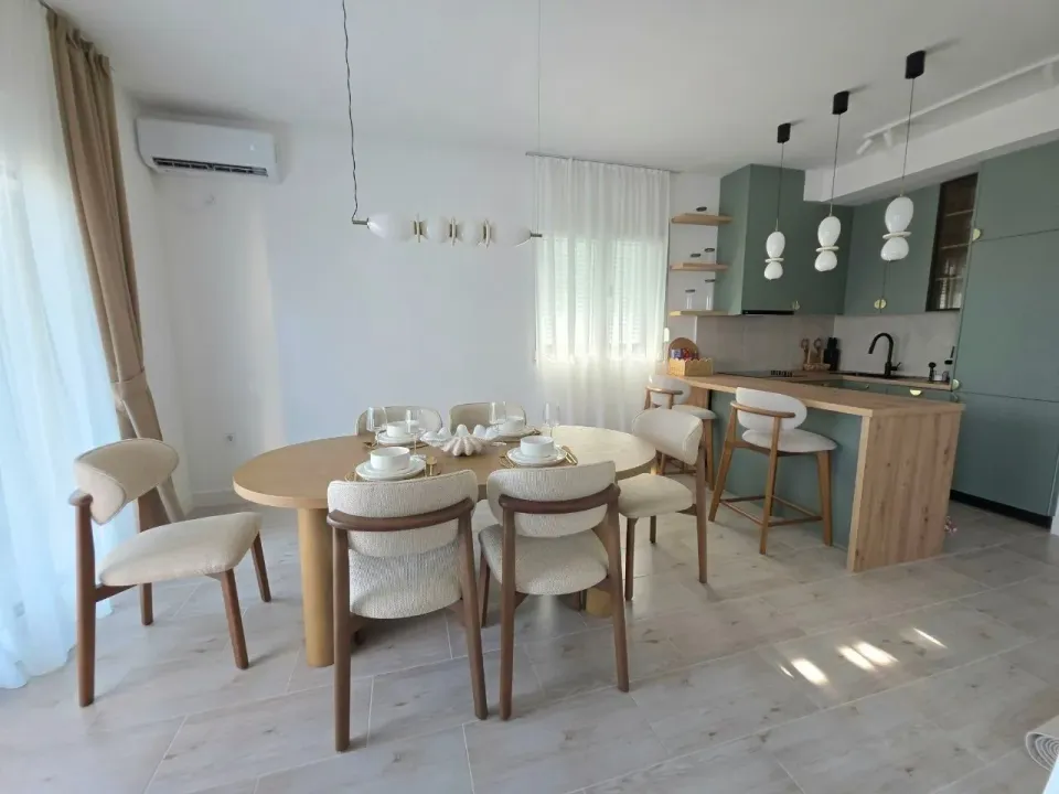 Izdavanje, trosoban stan, 110m², Đenovići, Herceg Novi