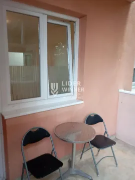 Manji balkon sa stolom i dve stolice pored prozora. - image 11