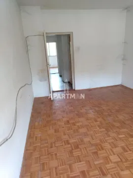 Prazna prostorija sa parketom i otvorenim vratima koja vode u hodnik. - image 4