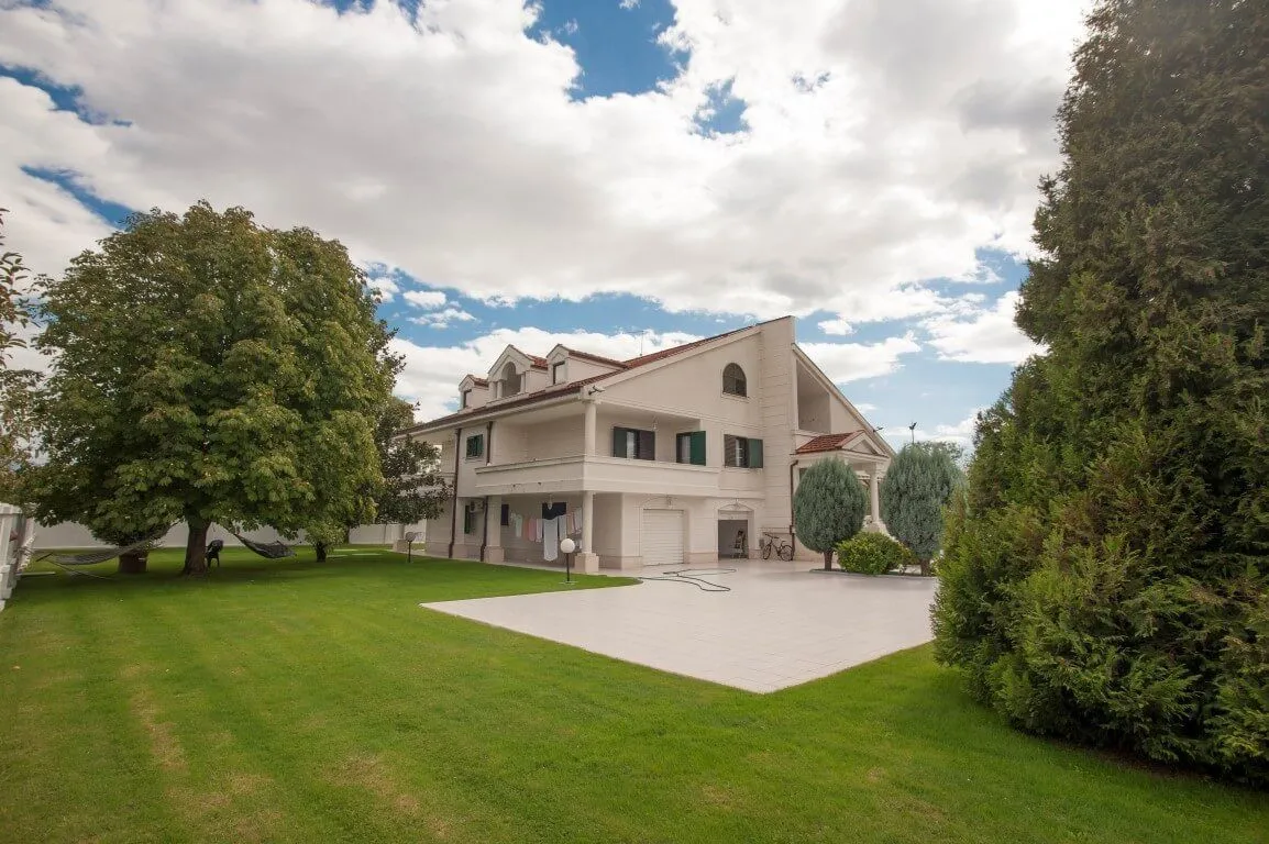 Sale, house, 930m², Tološi, Podgorica